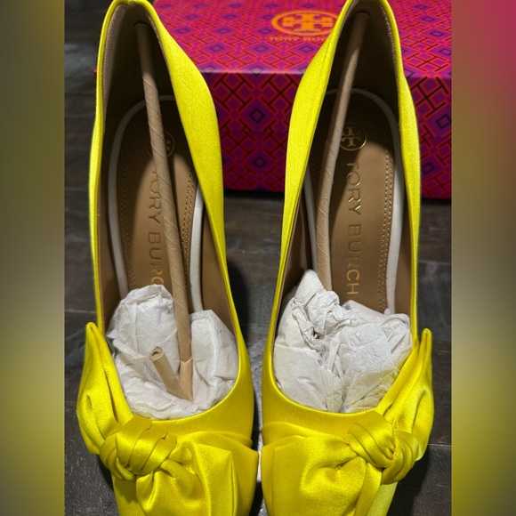 WORN ONCE Tory Burch Satin 110mm Bow Pump Heels in Acidic Yellow Sz 8 Sexy - Picture 9 of 11